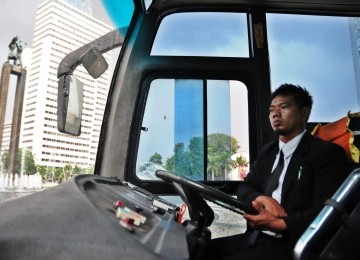 Sopir mengemudikan Bus TransJakarta di Jalan Sudirman, Jakarta Pusat, Jum'at (2/3). (Republika/Aditya Pradana Putra)