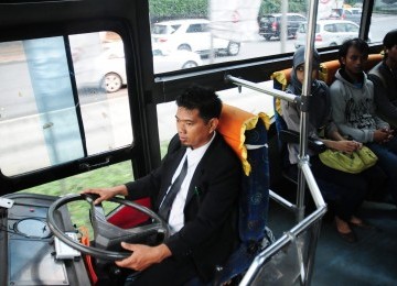 Sopir mengemudikan Bus TransJakarta di Jalan Sudirman, Jakarta Pusat, Jum'at (2/3). (Republika/Aditya Pradana Putra)