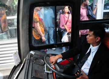 Sopir mengemudikan Bus TransJakarta di Jalan Sudirman, Jakarta Pusat, Jum'at (2/3). (Republika/Aditya Pradana Putra)