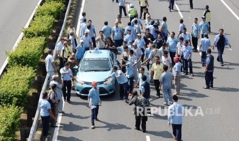 Sopir taksi melakukan sweeping sopir taksi lain untuk mengajak demo di tol dalam kota, Jakarta, Selasa (22/3). 