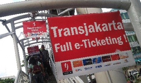 Sosialisai penggunaan tiket elektronik (e-ticketing) di halte Transjakarta Pejaten, Jakarta, Kamis (11/12).