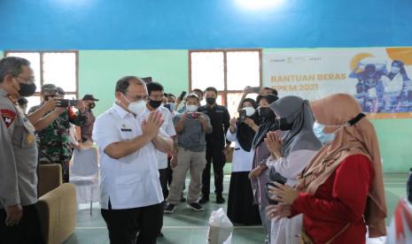 Sosialisasi dan penyaluran bantuan penerapan PPKM (Pemberlakuan Pembatasan Kegiatan Masyarakat) level III dan IV, gencar dilakukan oleh Gubernur Kepulauan Bangka Belitung (Babel) Erzaldi Rosman bersama Kapolda Babel Irjen Pol Anang Syarif Hidayat, Danrem 045/Garuda Jaya Jangkung Widyanto, serta para Kepala Perangkat Daerah terkait di Pemprov Babel dan Pemerintah Kabupaten/Kota.