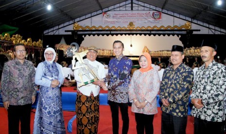 Sosialisasi Empat Pilar MPR dengan metode wayang kulit di Pacitan, Jumat (14/12).