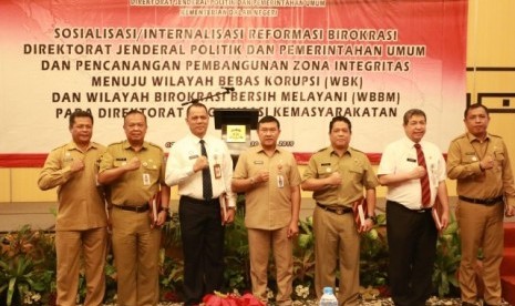  Sosialisasi Internalisasi Reformasi Birokrasi Ditjen Polpum dan Pencanangan Pembangunan Zona Integritas Menuju Wilayah Bebas Korupsi (WBK) dan Wilayah Demokrasi Bersih Melayani (WBBM) pada Direktorat Organisasi Kemasyarakatan, di Jakarta Pusat, Selasa (30/4).   