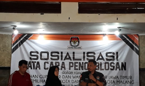 Sosialisasi mekanisme pencoblosan Pilkada 2018 di kalangan penyandang disabilitas Kota Malang, Senin (25/6). 