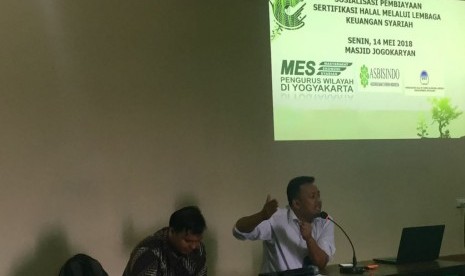 Sosialisasi pembiayaan sertifikasi halal dan pembiayaan produktif melalui lembaga keuangan syariah.