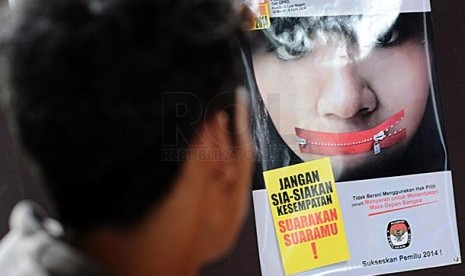 SOSIALISASI PEMILU: Poster ajakan memilih terpampang di dinding triplek pengumuman di Kota Bandung, Selasa (21/1). Poster ajakan memilih merupakan salah satu cara sosialisasi Pemilu 2014 kepada masyrakat luas. 