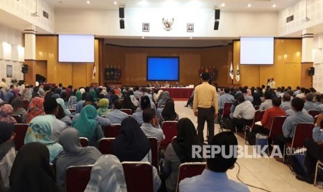 Sosialisasi SNMPTN dan SBMPTN 2018 di Auditorium Universitas Negeri Yogyakarta, Selasa (16/1).  Sosialisasi diberikan panita lokal dari lima perguruan tinggi negeri DIY kepada 425 kepala sekolah seluruh DIY.