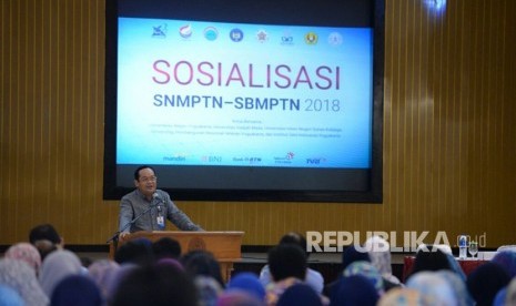 Sosialisasi SNMPTN dan SBMPTN 2018 di Auditorium Universitas Negeri Yogyakarta, Selasa (16/1).  Sosialisasi diberikan panita lokal dari lima perguruan tinggi negeri DIY kepada 425 kepala sekolah seluruh DIY.