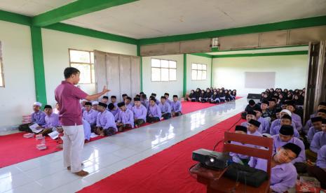 Sosialisasi tangkal hoaks di medsos Pondok Pesantren (Ponpes) Nurul Quran, Dusun Lendang Simbe, Desa Mertak Tombok, Kecamatan Praya, Kabupaten Lombok Tengah, NTB.