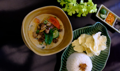 Soto Betawi salah satu makanan khas Betawi yang disuguhkan Aston Priority Simatupang Hotel & Conference Center. 