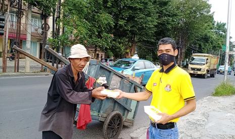 Soto Seger Boyolali Hj Amanah membagikan makanan untuk berbuka puasa.