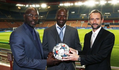 Souleymane (tengah) saat menerima bola bertanda tangan dari George Weah (kiri) dan Jean-Claude Blanc