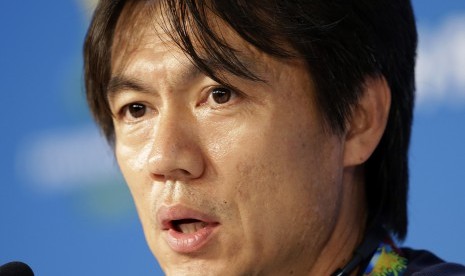 South Korea national soccer team coach Hong Myung-bo answers reporter's question during a press conference the day before the group H World Cup soccer match between Russia and South Korea at the Arena Pantanal in Cuiaba, Brazil, Monday, June 16, 2014. 