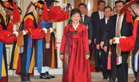 South Korea's new president Park Geun-hye, center, arrives for the official dinner at the presidential Blue House in Seoul, South Korea, Monday. She will meet Indonesian Vice President Boediono on Tuesday to discuss bilateral cooperation.