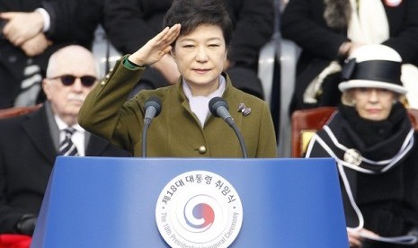 South Korea's new President Park Geun-hye salutes a honour guard during her inauguration at parliament in Seoul February 25, 2013.