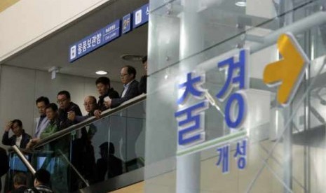    South Korean managers and workers wait to leave for Kaesong Industrial Complex at the Inter-Korean Transit Office near the border village of Panmunjom, which has separated the two Koreas since the Korean War, in Paju, north of Seoul, South Korea, Monday