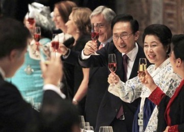 South Korean President Lee Myung-bak, third from right, accompanied by his wife Kim Yoon-ok, second from right, proposes a toast during an official dinner for leaders who attended the Nuclear Security Summit in Seoul, South Korea, Tuesday, March 27, 2012.