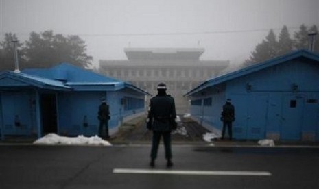 South Korean soldiers keep watch on the north at the 