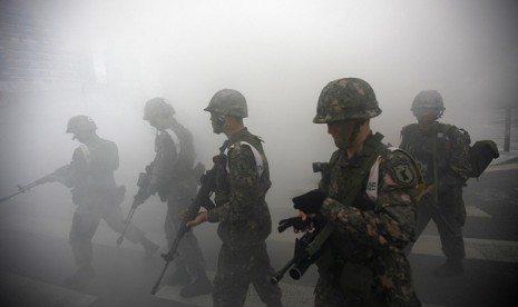 South Korean soldiers walk as they take part in an anti-terror and security drill at the Integrated Government Complex in Sejong, south of Seoul, April 17, 2013. IMF projects that growth in ASEAN-5 economies will remain strong despite of the high tension i