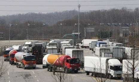 South Korean vehicles turn back their way as they were refused for entry to North Korea's city of Kaesong, at the customs, immigration and quarantine office in Paju, South Korea, Wednesday, April 3, 2013. 