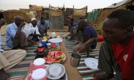 Muslim Sudan berbuka puasa bersama