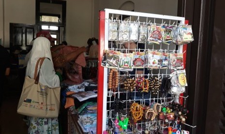 Souvenir-souvenir yang dijual di dalam Lawang Sewu di Kota Semarang.   