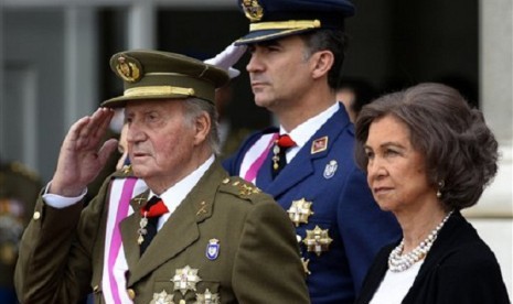 Spain's Crown Prince Felipe (center), Spain's King Juan Carlos (left) and Spain's Queen Sofia attend the annual Pascua Militar Epiphany ceremony at the Royal Palace in Madrid, Spain, on January 6, 2014. (file photo) 