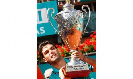 Spain's Pablo Andujar poses with the trophy after defeating Italian Potito Starace 6-1, 6-2 during the final of the Grand Prix Hassan II tennis tournament in Casablanca, Morocco, Sunday, April 10, 2011.