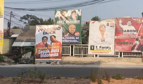 Spanduk bergambar Ketua Umum Partai Gerindra Prabowo Subianto dan Menteri BUMN Erick Thohir di Jalan Raya Tanah Baru, Kecamatan Beji, Kota Depok, Selasa (26/9/2023).