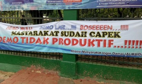 Spanduk bernada provokatif terpasang di pagar Gedung DPR/MPR