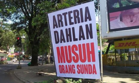 Spanduk bertuliskan Arteria Dahlan Musuh Orang Sunda terpasang di Jalan Tamansari, Kota Bandung, Rabu (19/1).