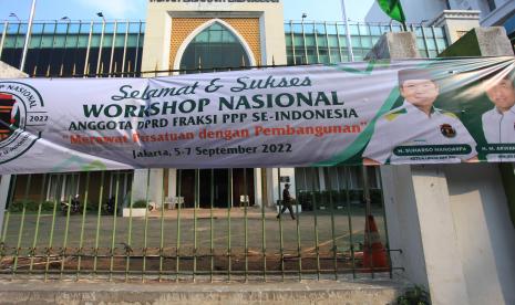 Spanduk dengan foto Ketua Umum Partai Persatuan Pembangunan (PPP) Suharso Monoarfa terpasang di depan kantor DPP PPP Jl Diponegoro, Jakarta, Senin (5/9/2022). Musyawarah Kerja Nasional PPP di Serang Senin (5/9/2022) dini hari, memutuskan menunjuk Muhammad Mardiono sebagai Pelaksana tugas Ketua Umum PPP menggantikan Suharso Monoarfa yang diberhentikan pada Sabtu lalu. 