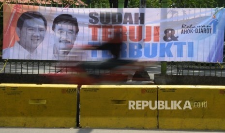 Spanduk duet Ahok-Djarot terpampang di Jalan Sultan Agung, Jakarta Pusat, Kamis (28/7). (Republika/ Yasin Habibi)