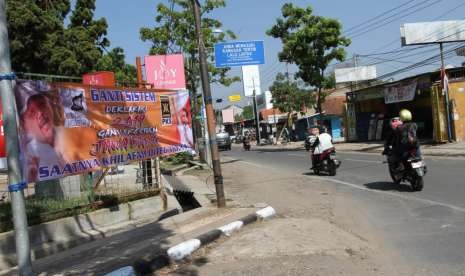 Spanduk dukungan ganti presiden di pemilihan presiden (pilpres) 2019 mendatang muncul di Kabupaten Bandung, Rabu (15/8). Tepatnya di pertigaan Jalan Raya Warung Lobak, Desa Gandasoli, Kecamatan Soreang. Saat ini, bakal calon presiden dan wakil presiden yang sudah mendaftar ke KPU yaitu Jokowi-Ma'ruf Amin dan Prabowo-Sandiaga Uno.