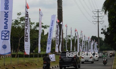 Spanduk Dzikir Nasional 2016 terpasang di pelataran Masjid Agung AT-Tin, Jakarta Timur, Jumat (30/12). 