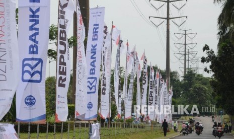 Spanduk Dzikir Nasional 2016 terpasang di pelataran Masjid Agung AT-Tin, Jakarta Timur, Jumat (30/12).