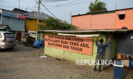  Warga memasang spanduk yang bertuliskan tuntutan ganti rugi atas penertiban permukiman di Kalijodo, Jakarta, Kamis (18/2).