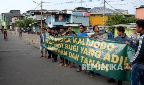 Spanduk Ganti Rugi. Warga memasang spanduk yang bertuliskan tuntutan ganti rugi atas penertiban permukiman di Kalijodo, Jakarta, Kamis (18/2).