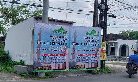 Spanduk informasi pelaksanaan sholat Idul Fitri 1444 H yang digelar Masjid Darussalam Ganjuran, Condongcatur, Depok, Sleman. Diketahui Masjid Darussalam Ganjuran, akan menggelar sholat Idul Fitri dua hari berturut-turut. 