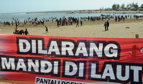   Spanduk larangan untuk berenang di kawasan Pantai Logending, Kabupaten Kebumen, Jawa Tengah, Senin (20/8). (Aditya Pradana Putra/Republika)