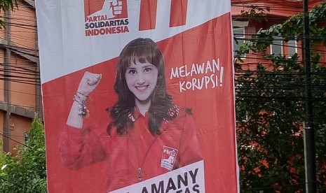 Spanduk milik caleg PSI, Tsamara Amany Alatas yang direkatkan pada sebuah pohon di kawasan Warung Buncit Jakarta Selatan, Senin (14/1)