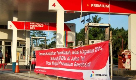 Spanduk pemberitahuan penghentian penjualan BBM bersubsidi terpasang di rest area KM 34 jalan tol Jagorawi, Bogor, Rabu (6/8). (Republika/Raisan Al Farisi)