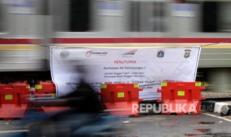 Spanduk pemberitahuan penutupan perlintasan kereta. (ilustrasi) 