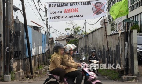 Spanduk penolakan gubernur non aktif Basuki Tjahaja Purnama terpampang di jalan Petamburan, Tanah Abang, Jakarta Pusat, Senin (14/11).