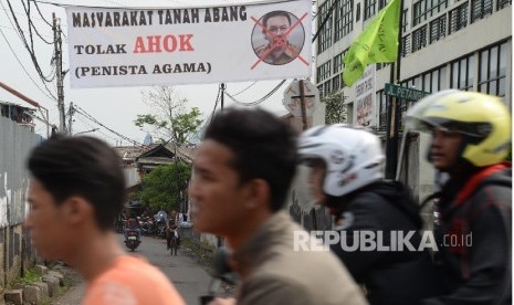 Spanduk penolakan gubernur non aktif Basuki Tjahaja Purnama terpampang di jalan Petamburan, Tanah Abang, Jakarta Pusat, Senin (14/11). 