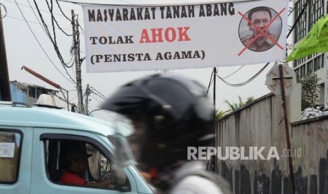 Spanduk penolakan gubernur non aktif Basuki Tjahaja Purnama terpampang di jalan Petamburan, Tanah Abang, Jakarta Pusat, Senin (14/11). 