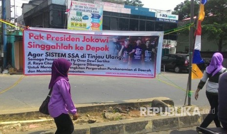 Spanduk Penolakan penerapan Sistem Satu Arah (SSA) di Jalan Arif Rahman Hakim (ARH), Depok, Jumat (25/8).