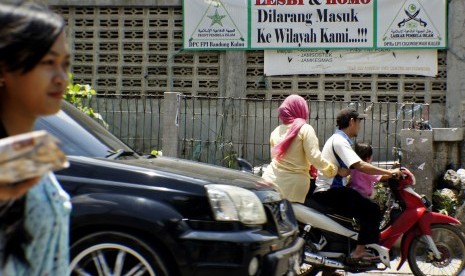 Spanduk penolakan terhadap Lesbi dan Homo terpasang di daerah Cigondewah Bandung, Jawa Barat, Rabu (27/1). 