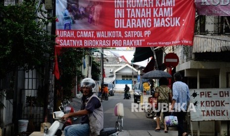 Spanduk penolakan terpasang di kawasan jalan Mangga Besar, Taman Sari, Jakarta Barat, Rabu (24/8).